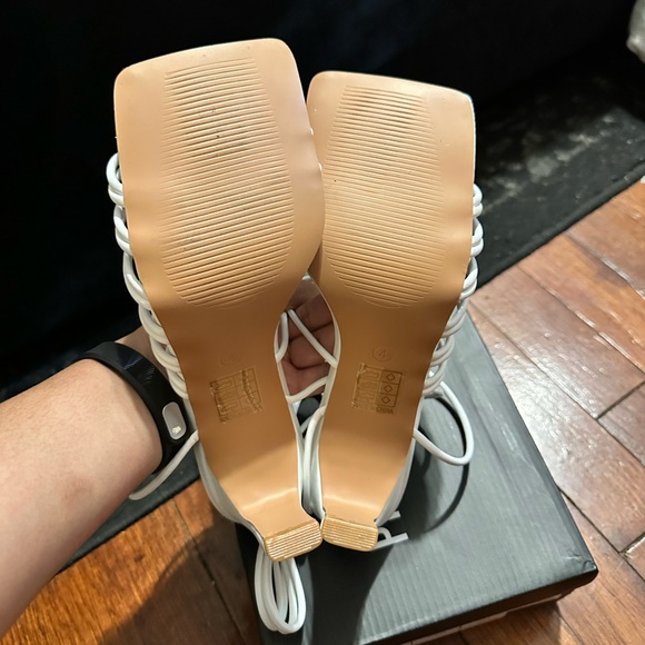 Pretty Little Thing - Picture 5 of 5